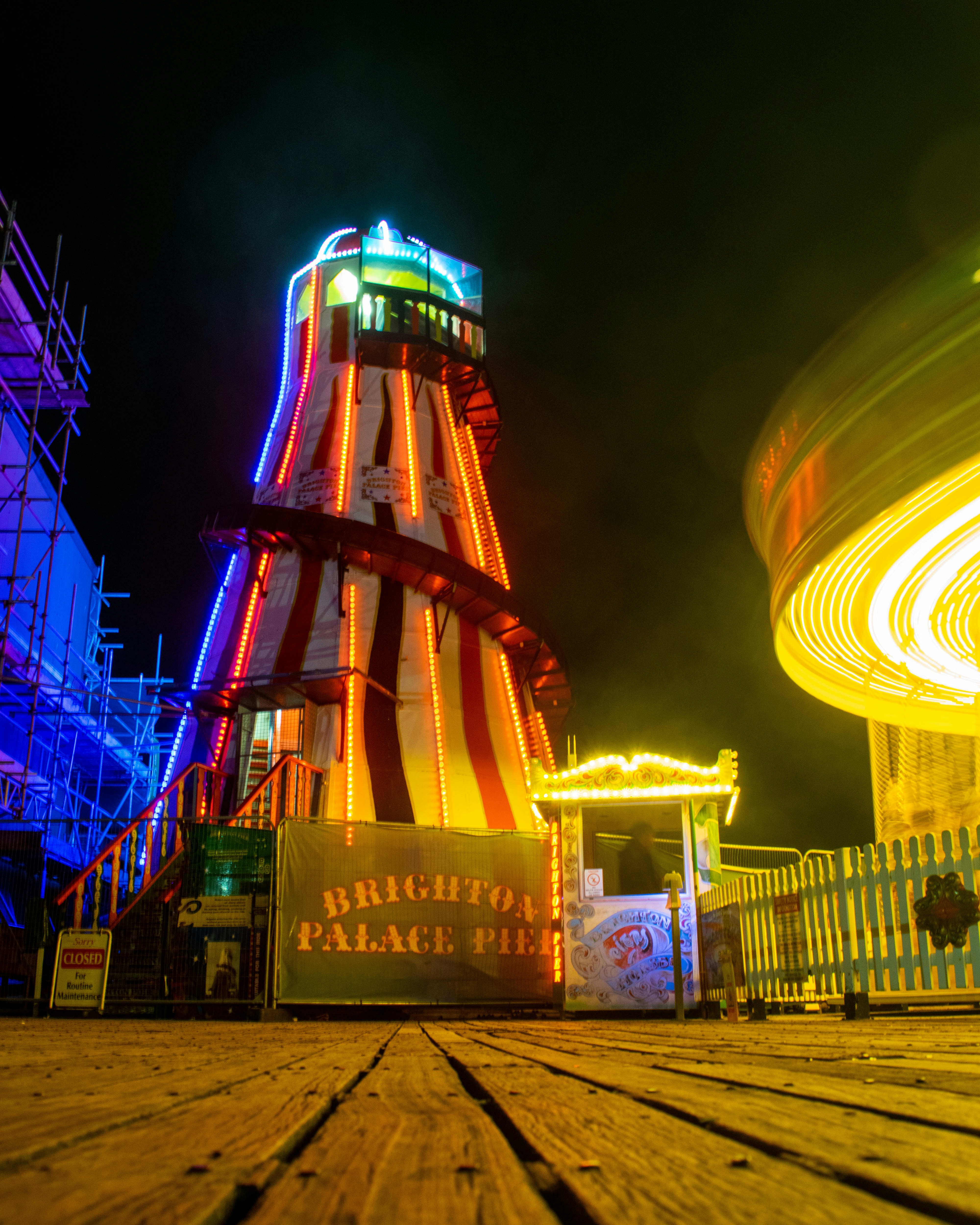menara yang menyala di malam hari