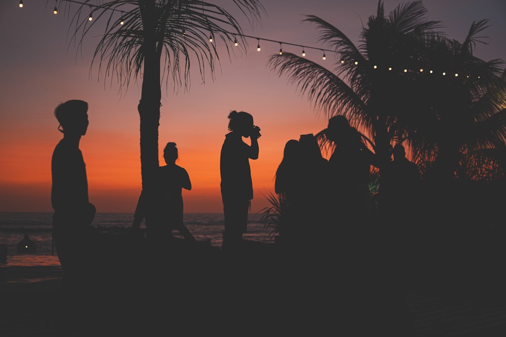 un groupe de personnes debout au sommet d’une plage