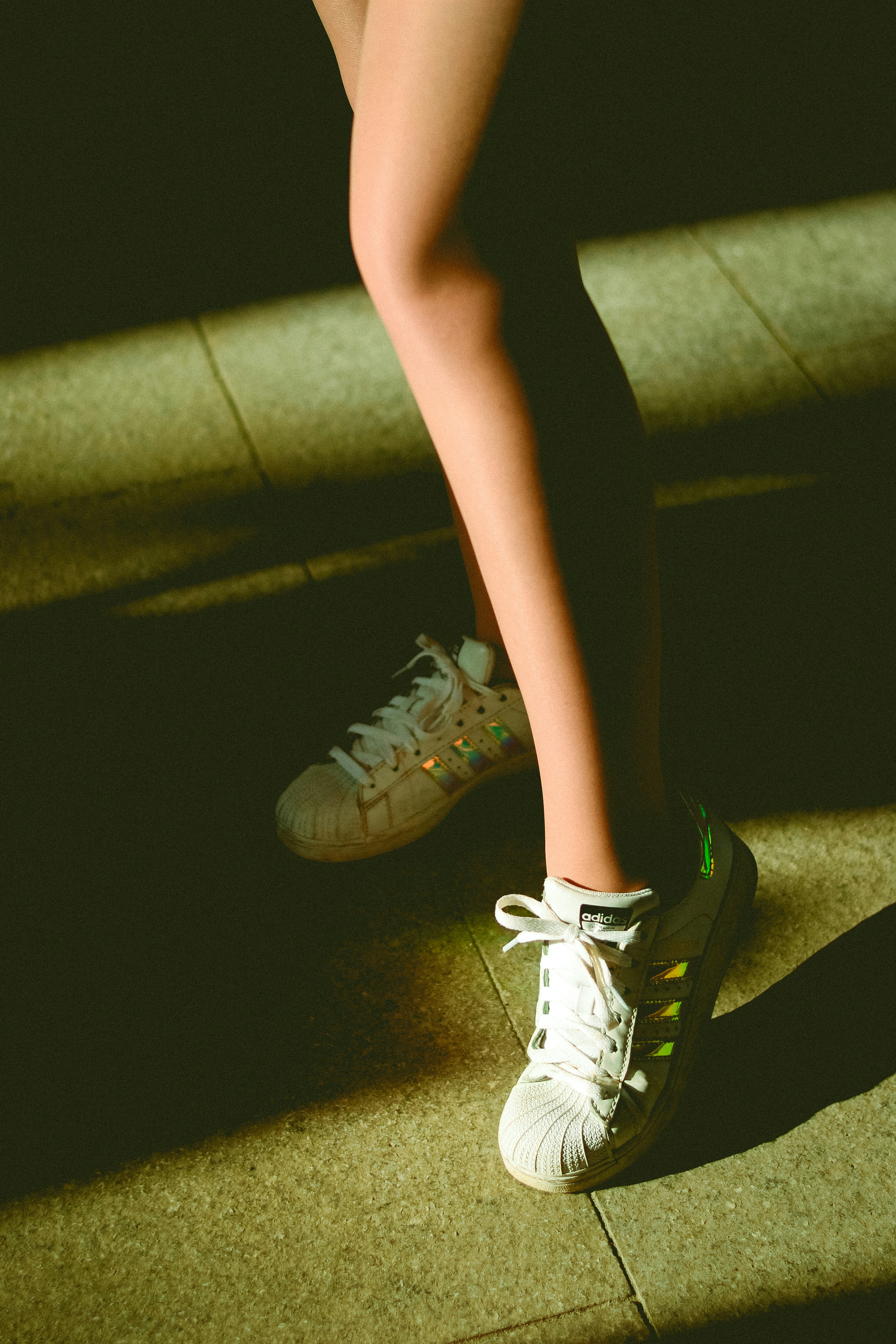 白い靴を履いている人