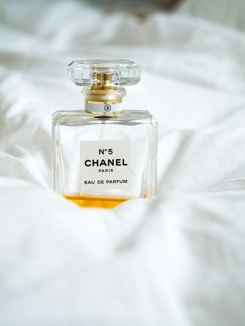N5 Flacone di profumo Chanel su superficie bianca