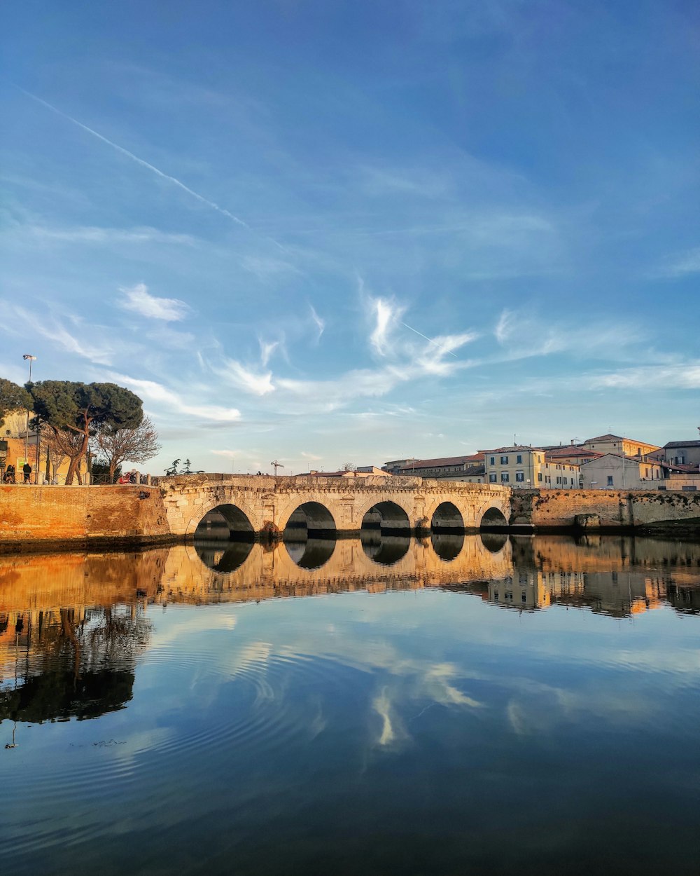 Pont en béton brun