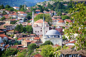 A scenic view of Döğer Kasabası with traditional houses and a clear blue sky.