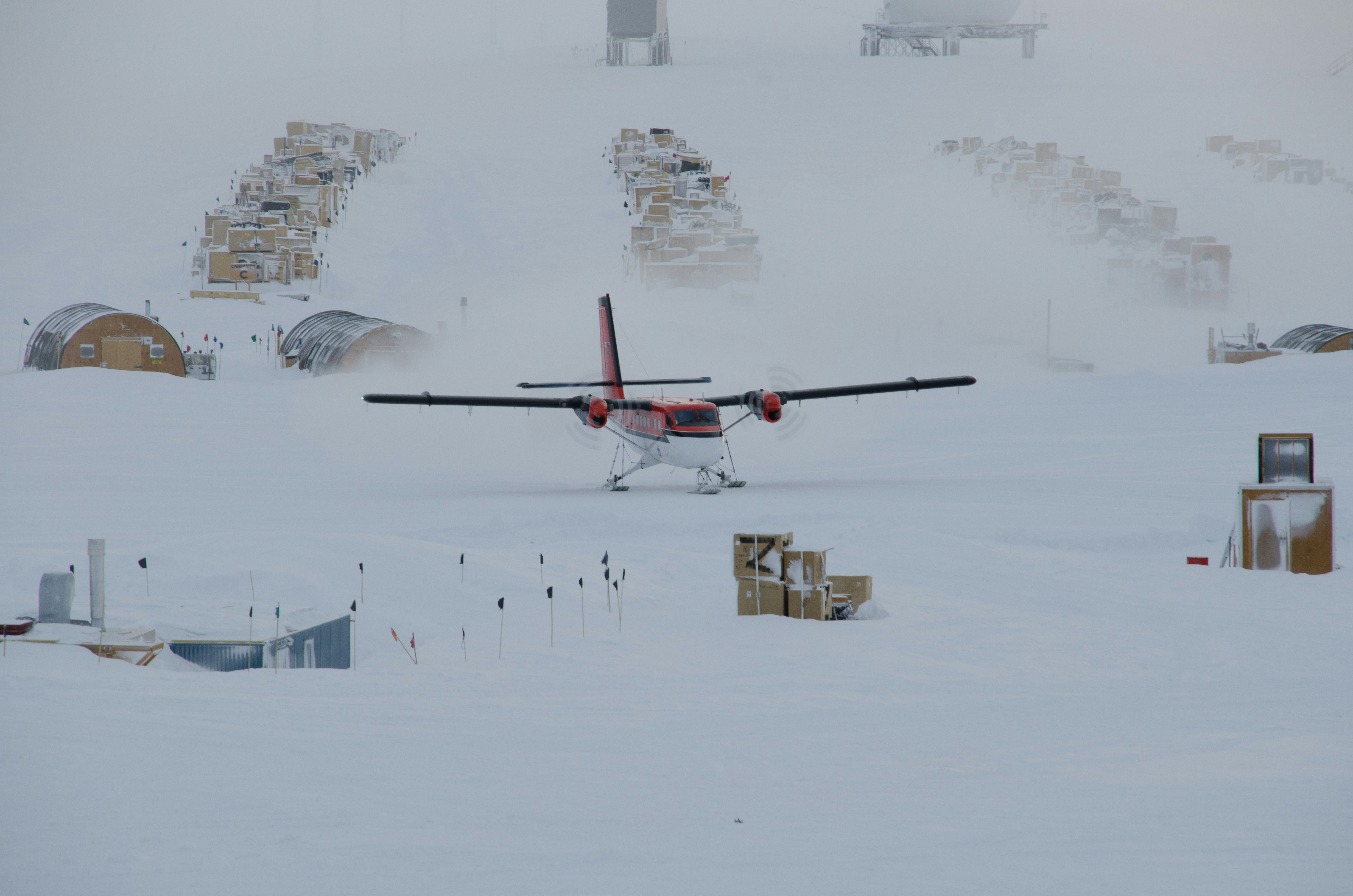 wit en bruin dubbeldeksvliegtuig op met sneeuw bedekt veld