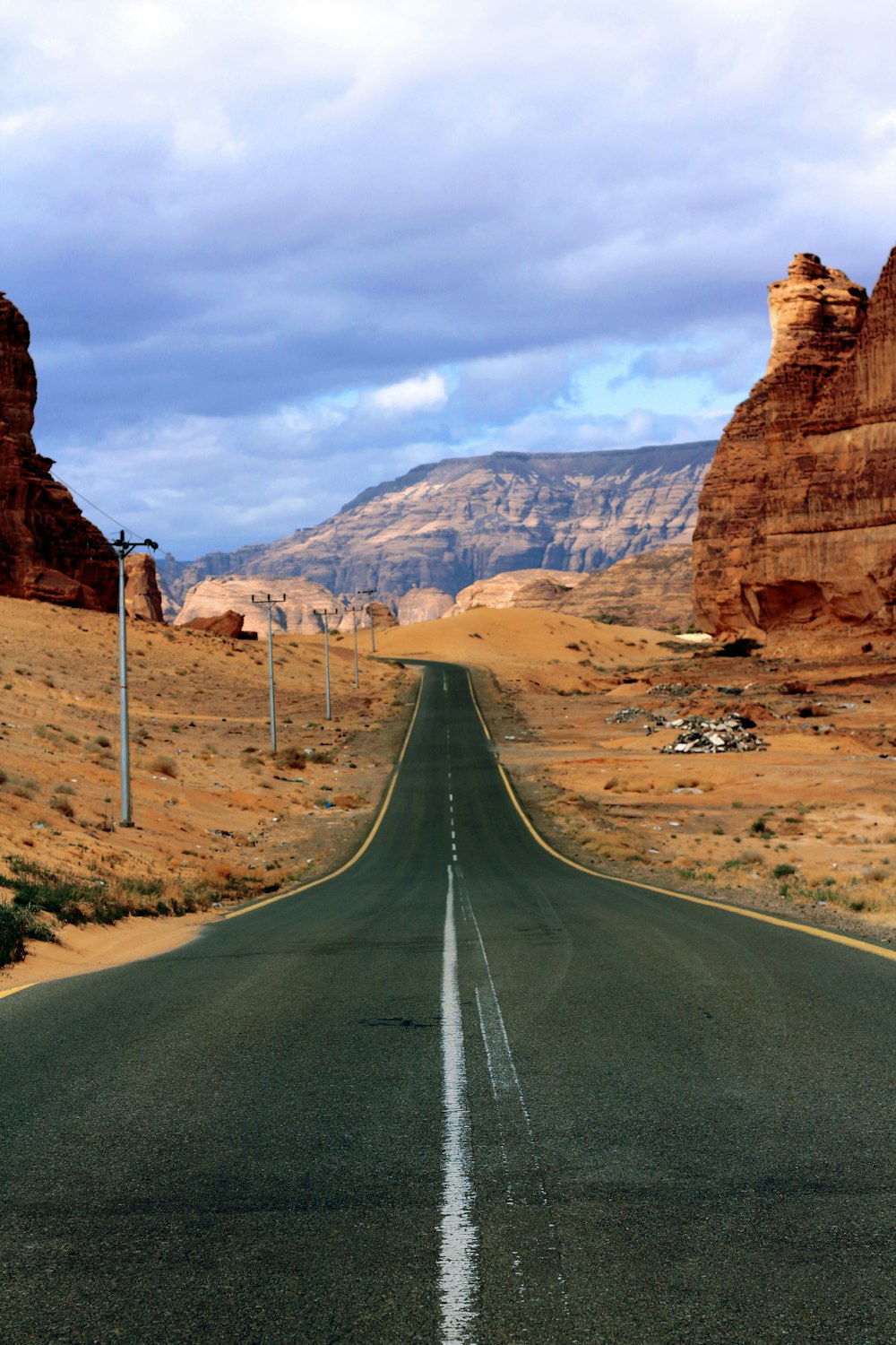 Carretera en el cañón durante el día