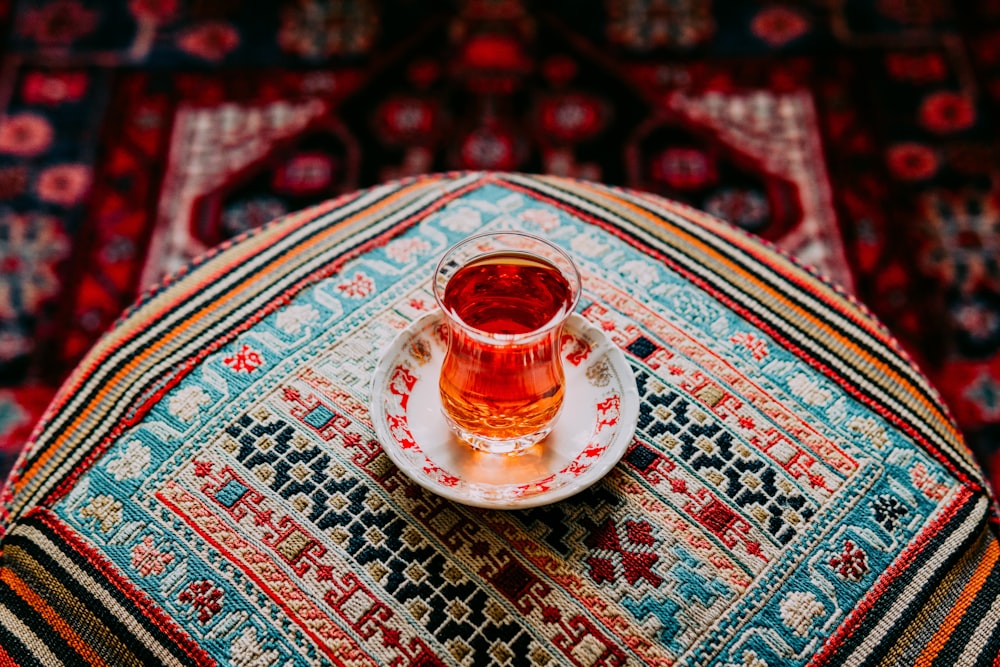 透明なトルコのティーグラス