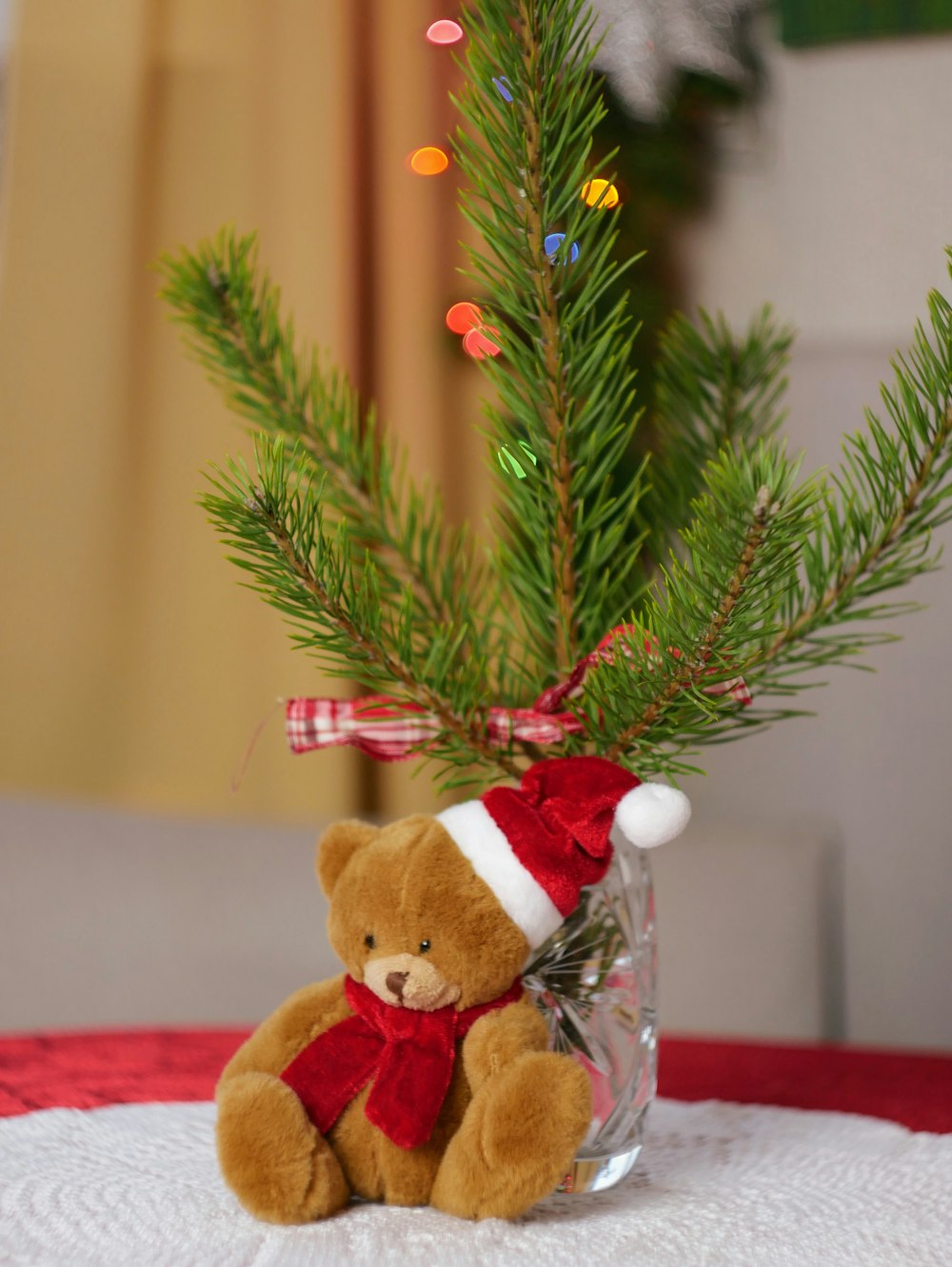 urso marrom vestindo o brinquedo de pelúcia do chapéu do Papai Noel