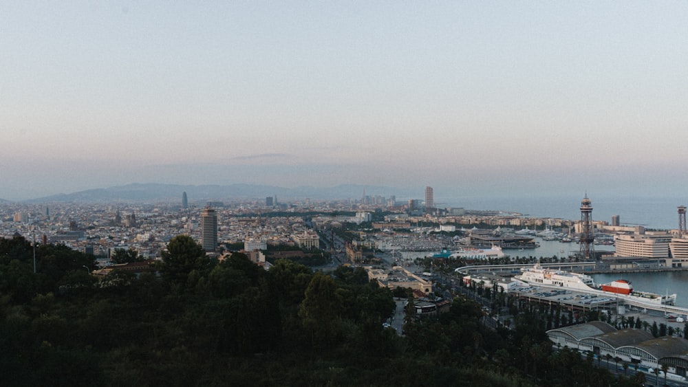 Ein Blick auf eine Stadt und ein Gewässer