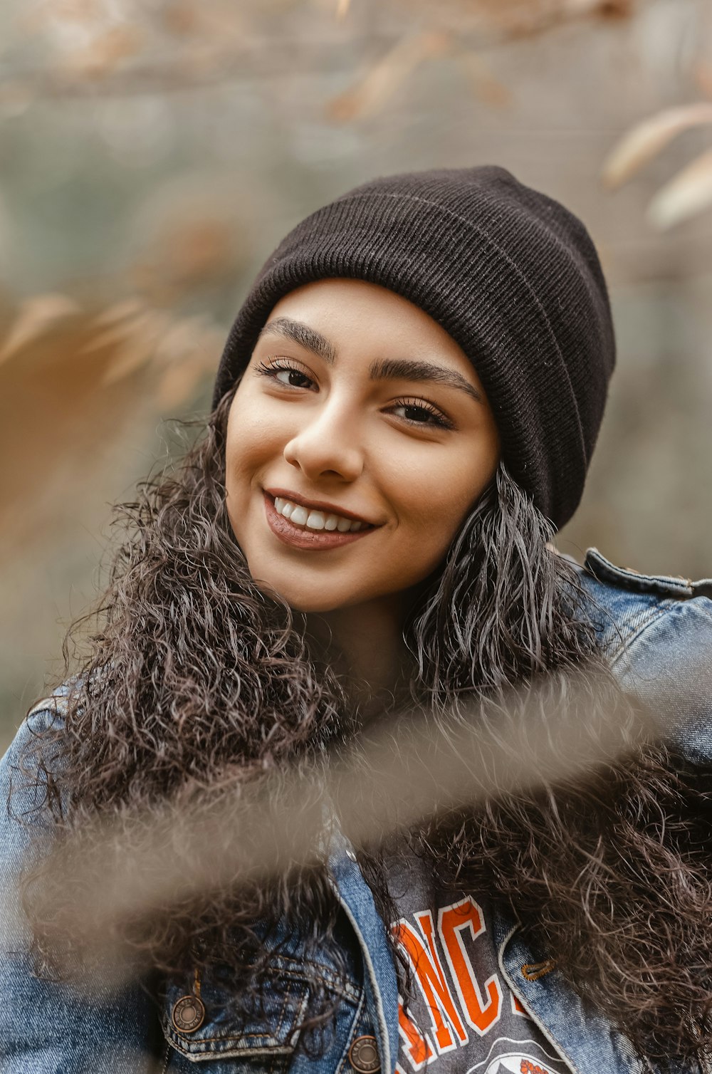 Frau in blauer Jeansjacke