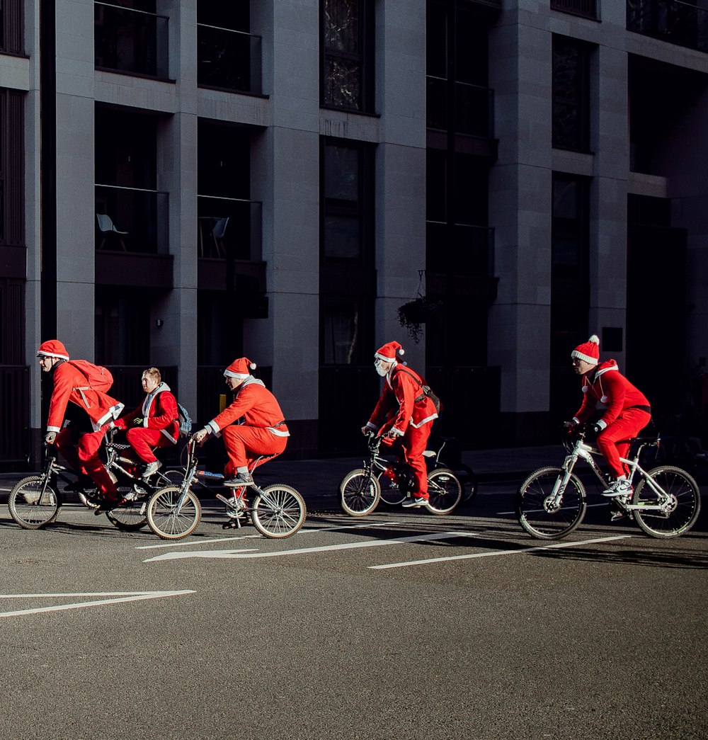 Gruppe von Menschen im Weihnachtsmannkostüm, die Fahrräder fahren