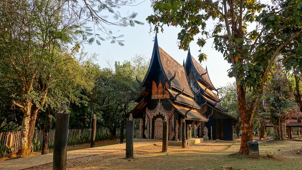 Temple marron et noir