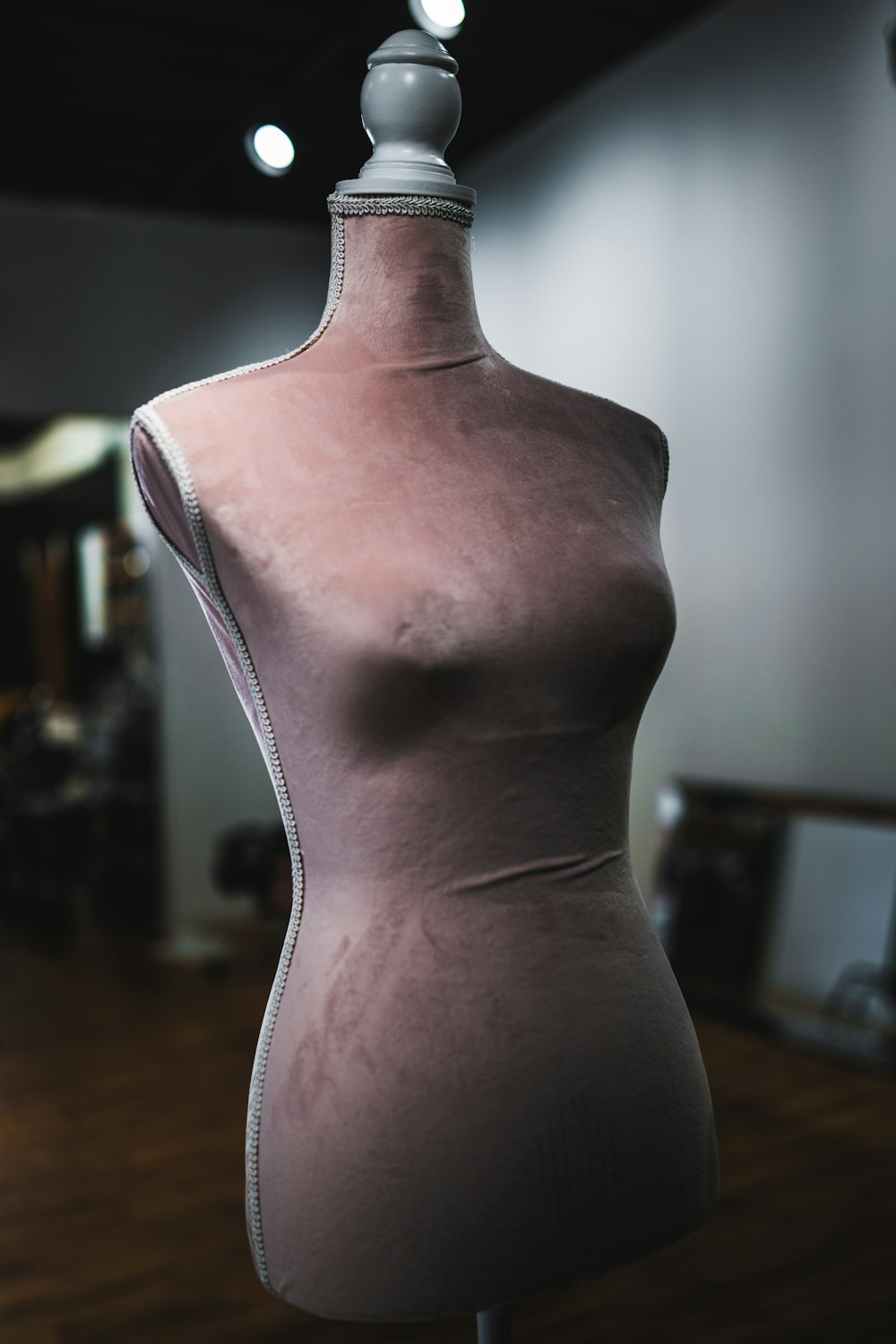 shallow focus photography of body mannequin