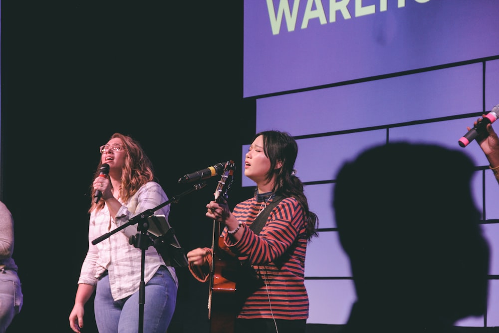 Fotografía de dos mujeres cantando