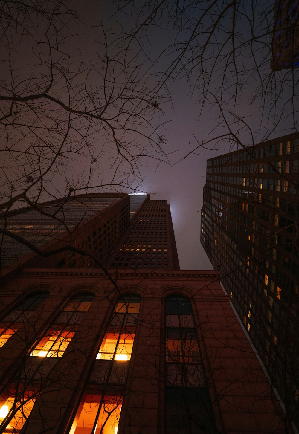 Worms-Eye-View-Fotografie von Stadtgebäuden