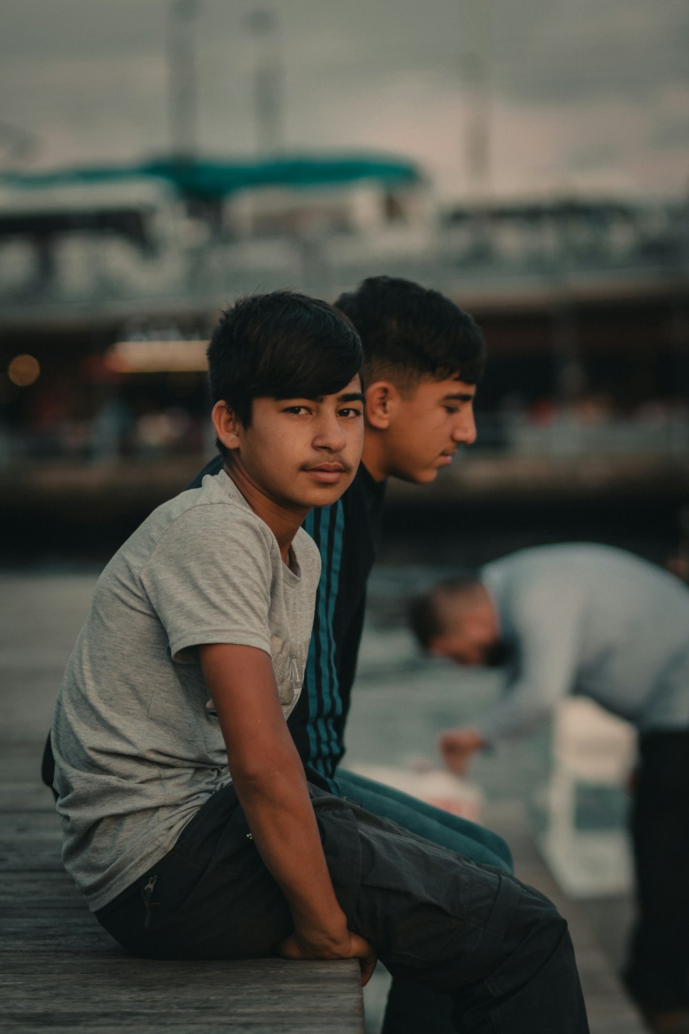 graues T-Shirt mit Rundhalsausschnitt für Jungen 사진 – Unsplash의 무료 터키 이미지
