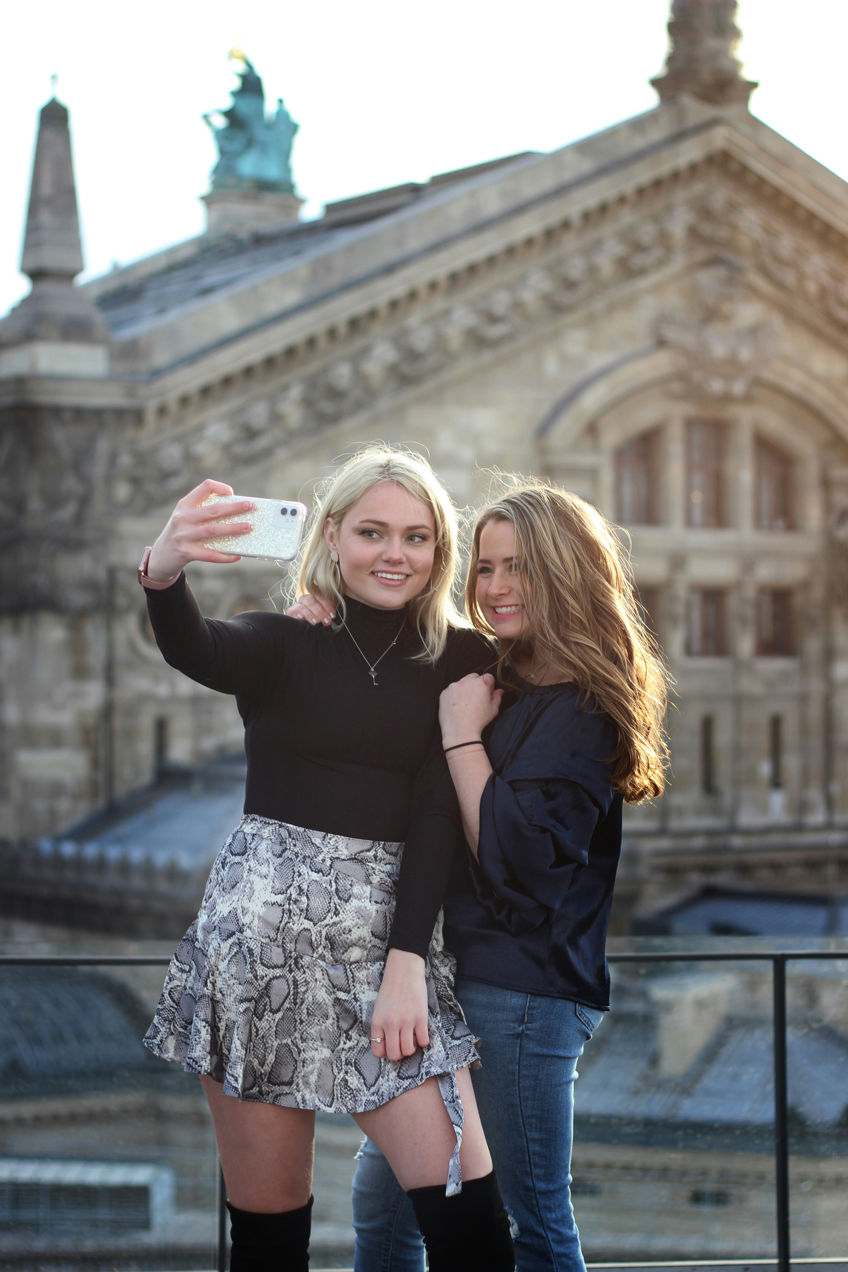 Zwei Frauen stehen vor brauner Betonkathedrale