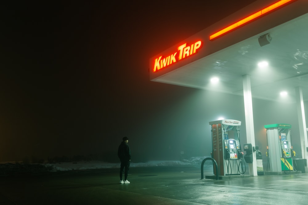 Kwik Trip 주유소 근처에 서 있는 남자