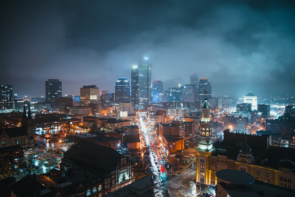 Fotografía a vista de pájaro de la ciudad iluminada