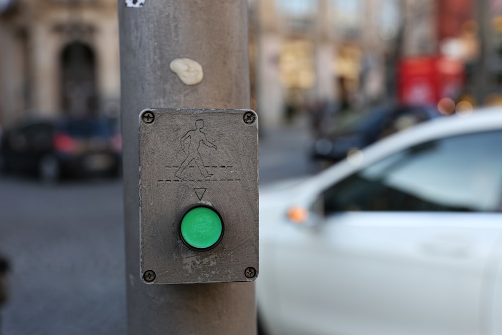 Botón verde de cruce peatonal