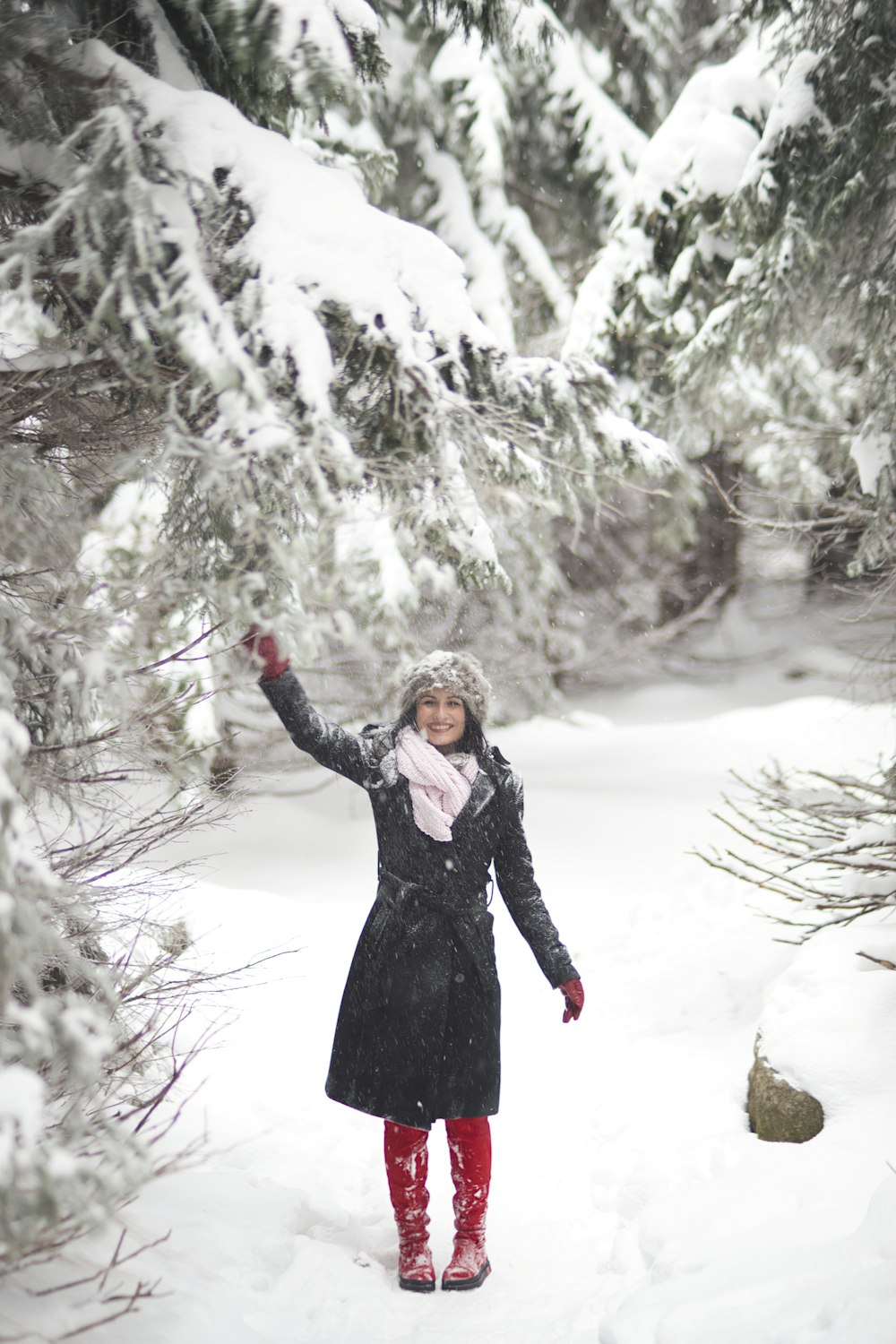 Mujer de pie en el campo de nieve