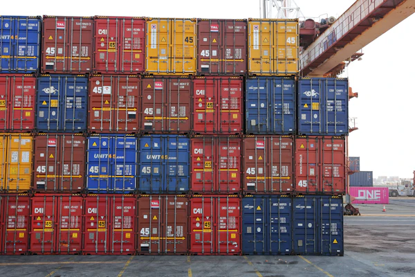 Contenedores asegurados en un predio, usados como depósito
