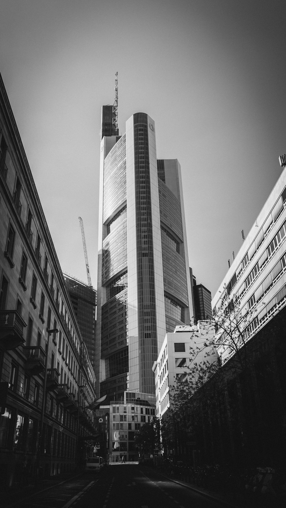 Fotografía en escala de grises de un edificio de gran altura durante el día