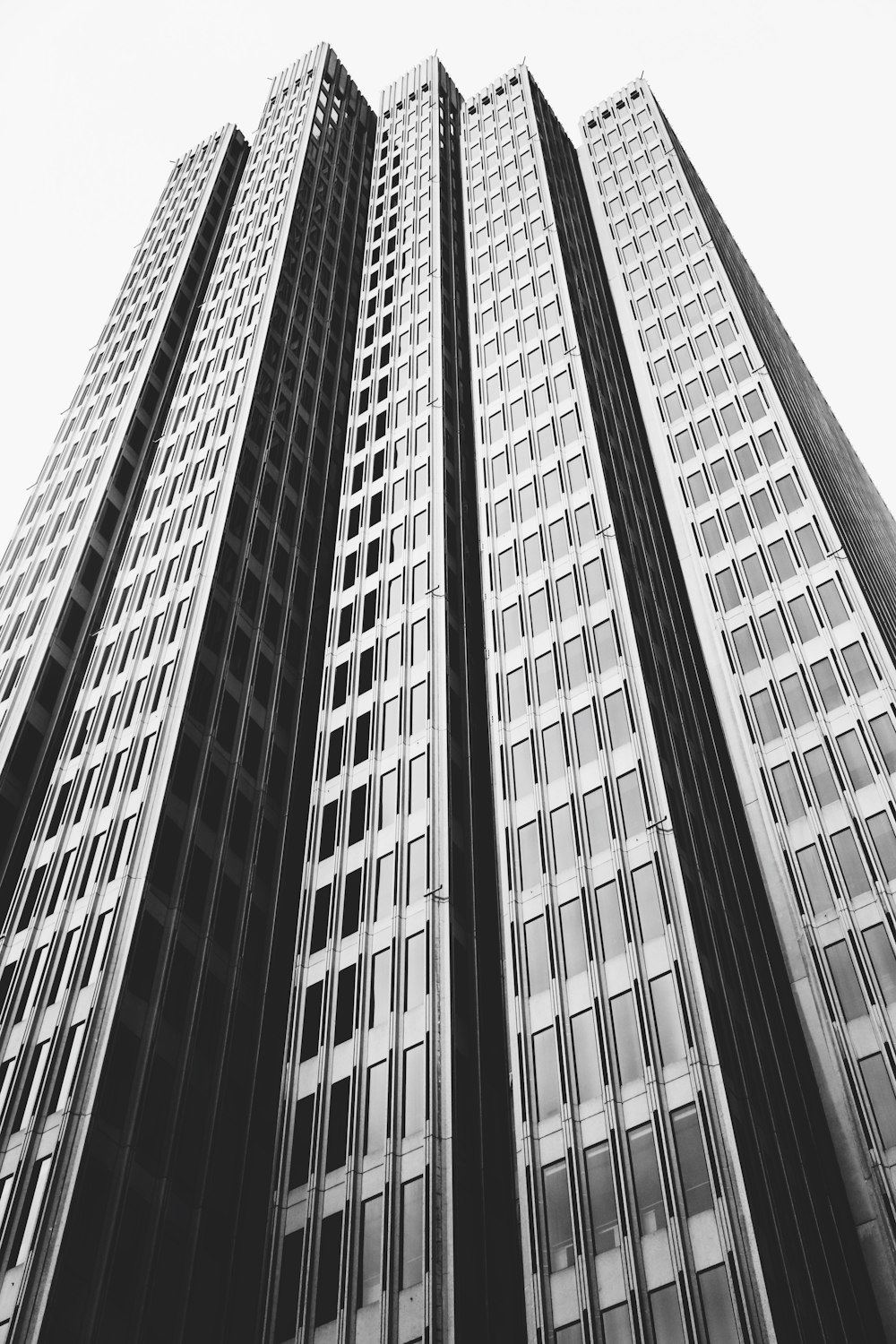 gray high-rise bbuilding