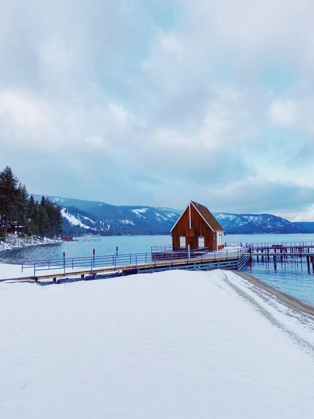 Maison sur quai sur lac