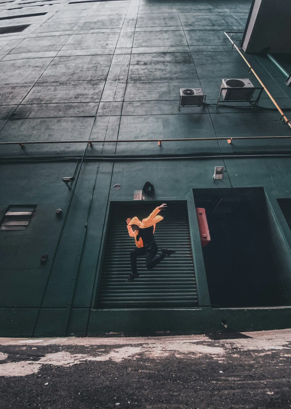 건물 근처에서 점프하는 사람의 타임랩스 사진