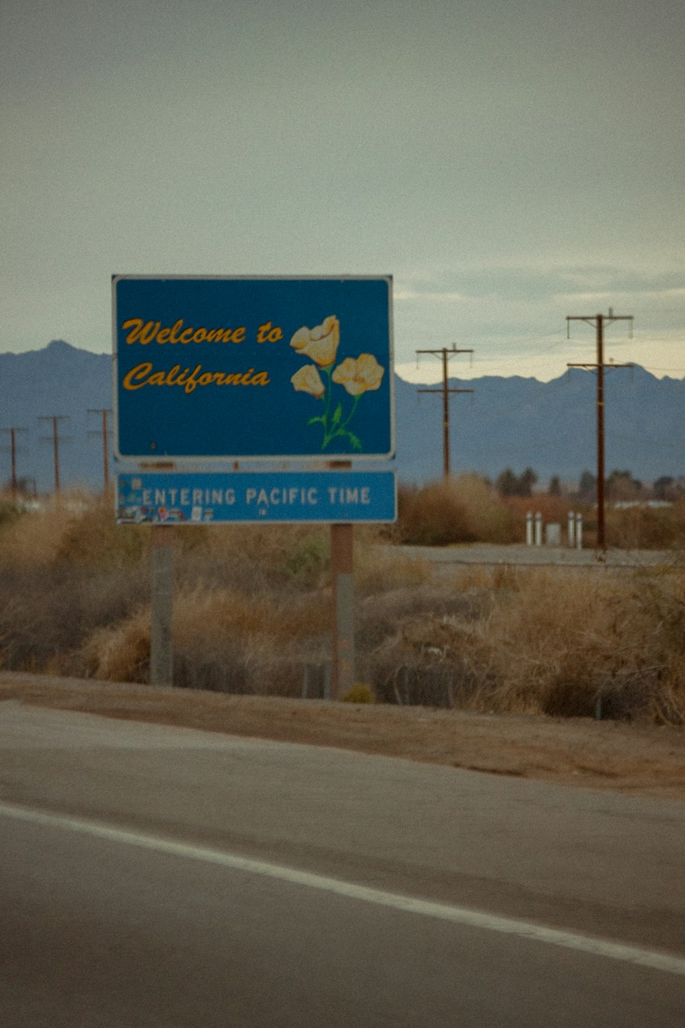 カリフォルニアの交通標識へようこそ