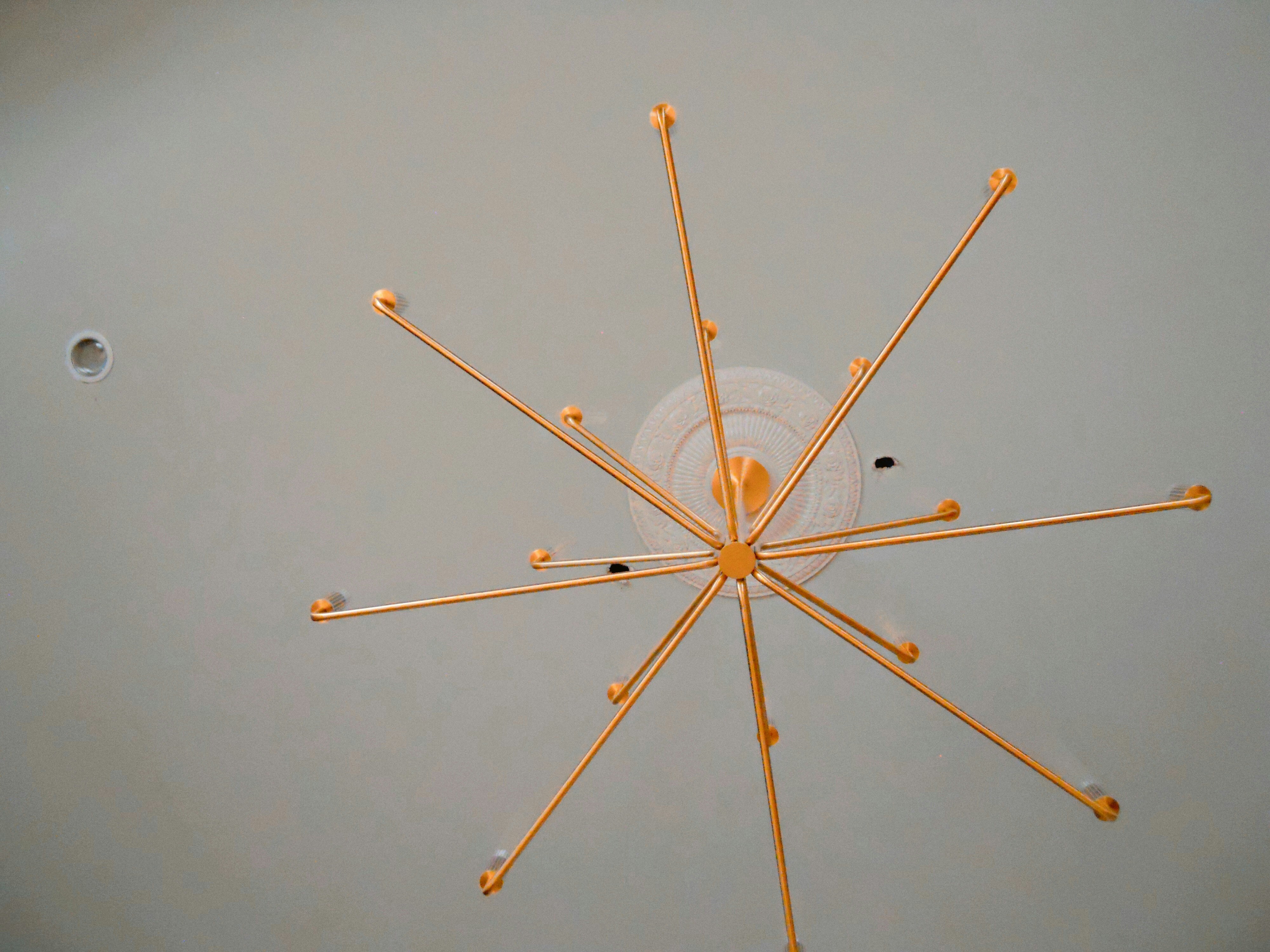 Diagram showing Wi-Fi extender and mesh network in a home