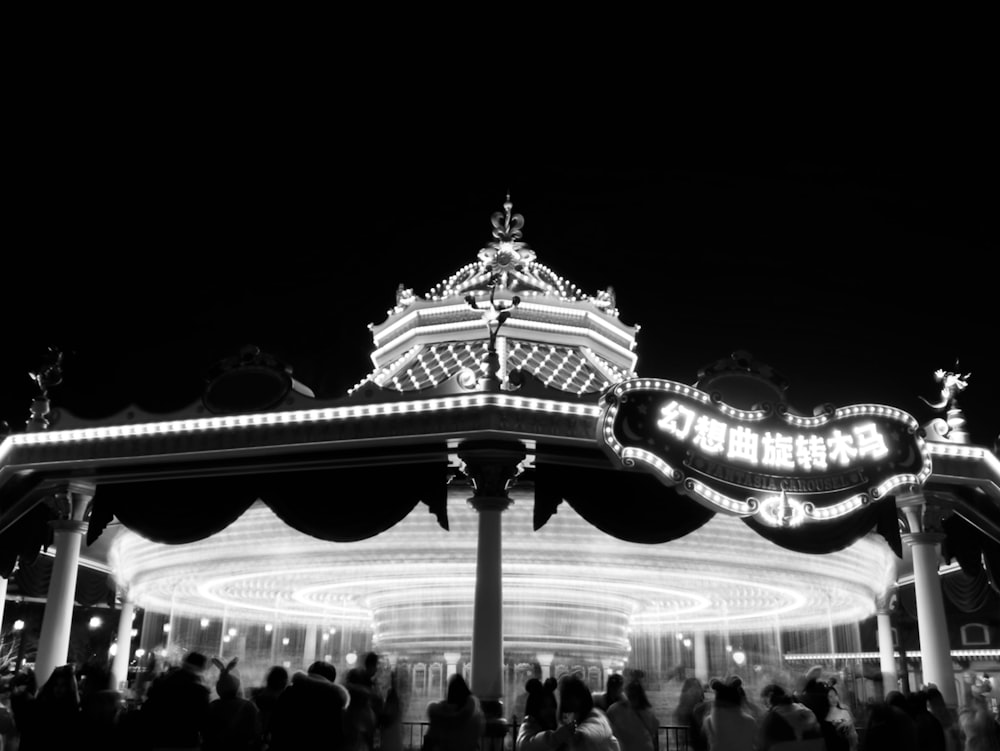 Foto en escala de grises del parque de atracciones