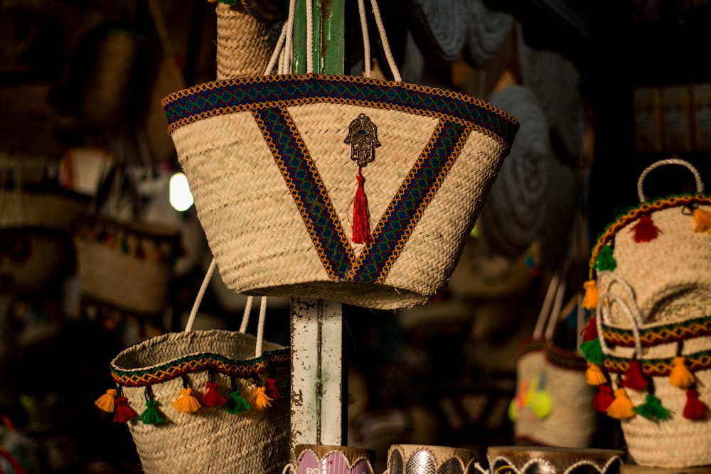 Bolsas de paja blancas y azules