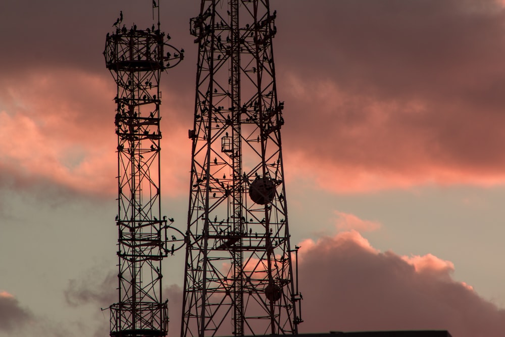 Silueta de la torre durante la puesta del sol