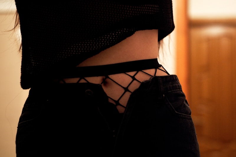 Stilīga sieviete melnā apģērbā