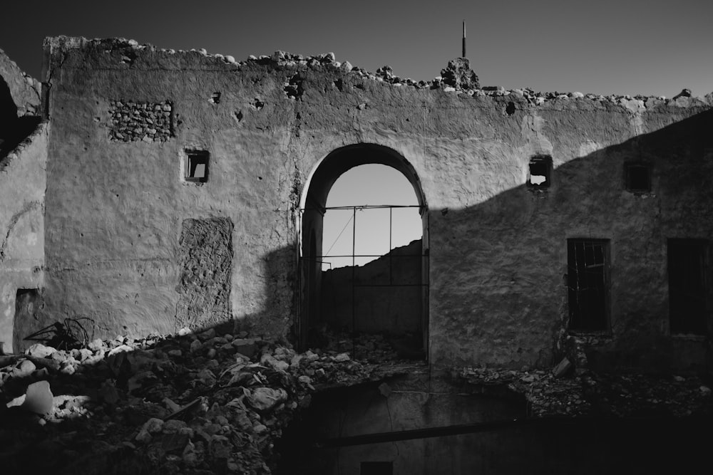 foto em tons de cinza do edifício destruído