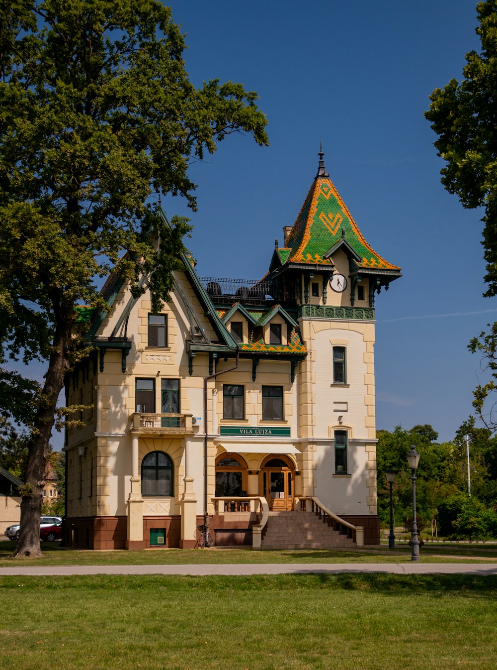 Casa de hormigón blanco