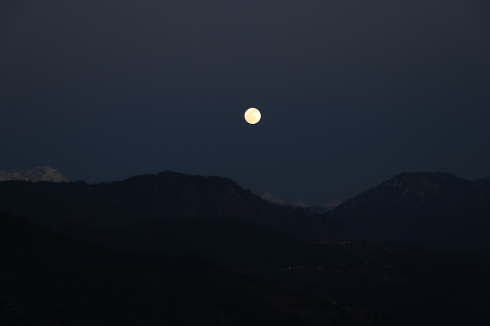 silhouette de la pleine lune d’observation de la montagne