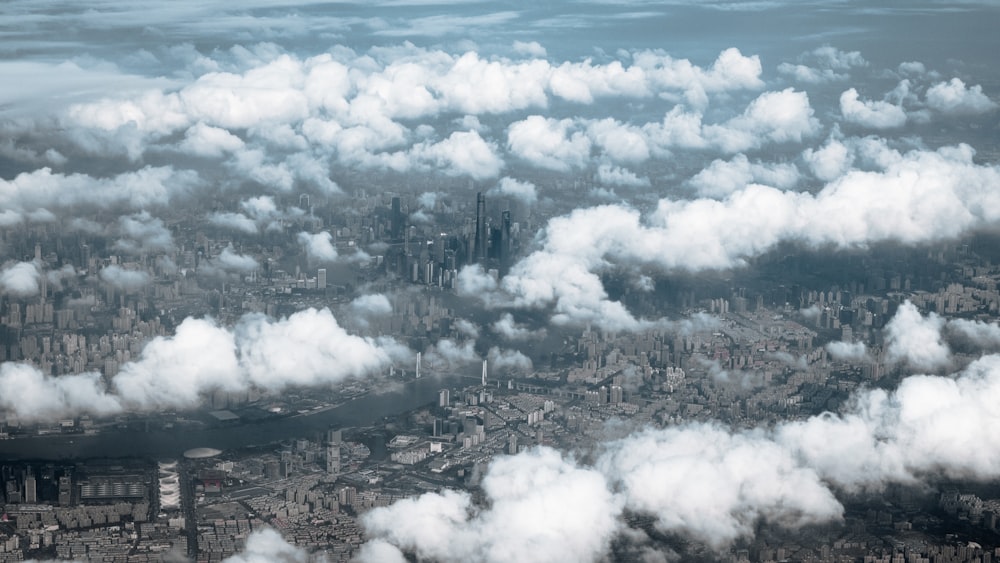 曇り空の下のメトロポリタンの空撮