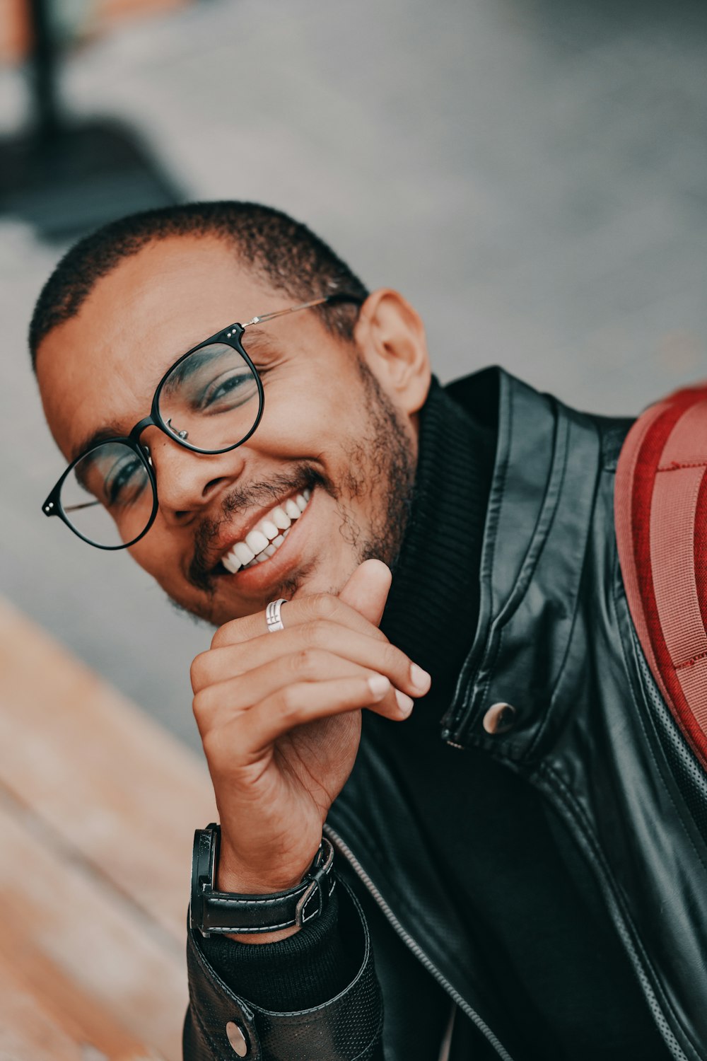 Hombre con chaqueta de cuero negro