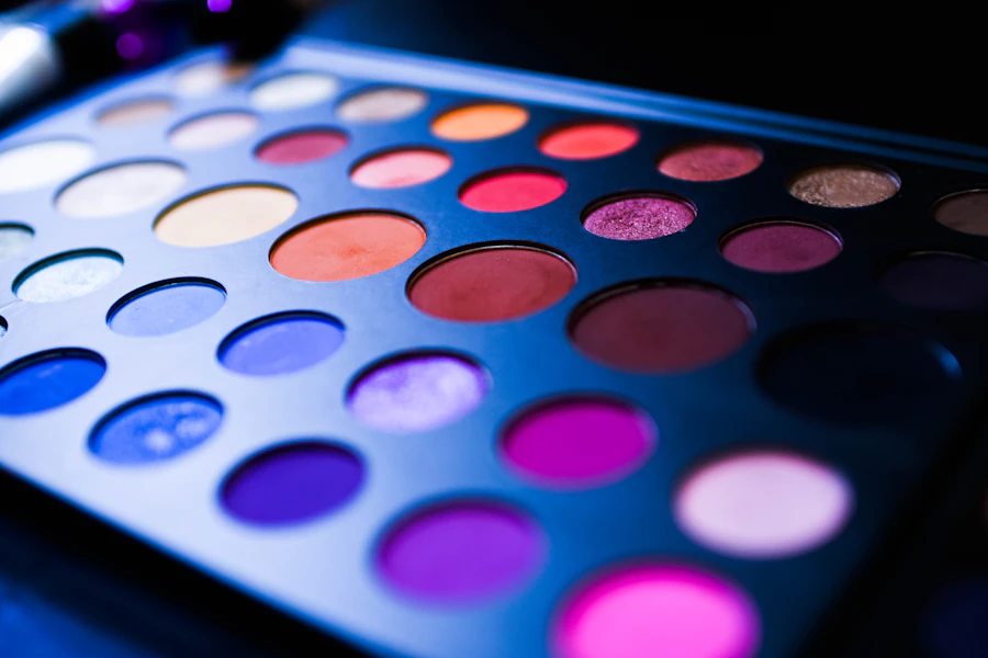 Paleta de sombras de ojos en tonos rosa, morado y azul