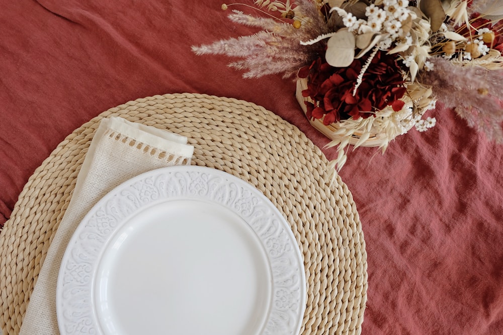 Plato floral blanco redondo
