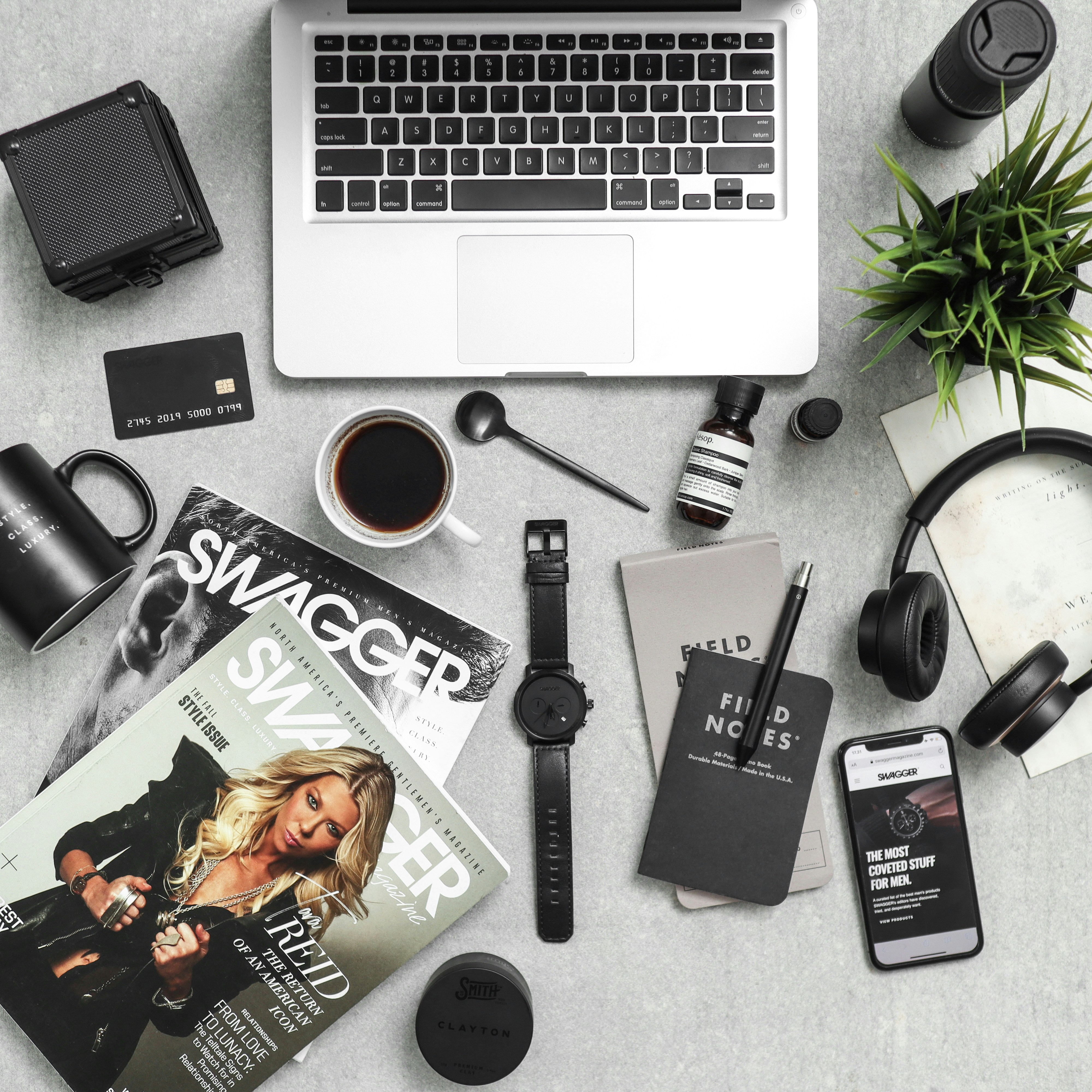 zwei Swagger-Magazine in der Nähe einer Tasse Kaffee