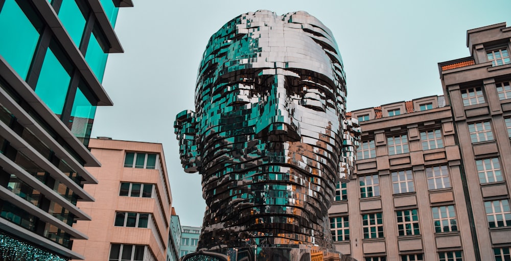 una statua di un uomo di fronte a un edificio