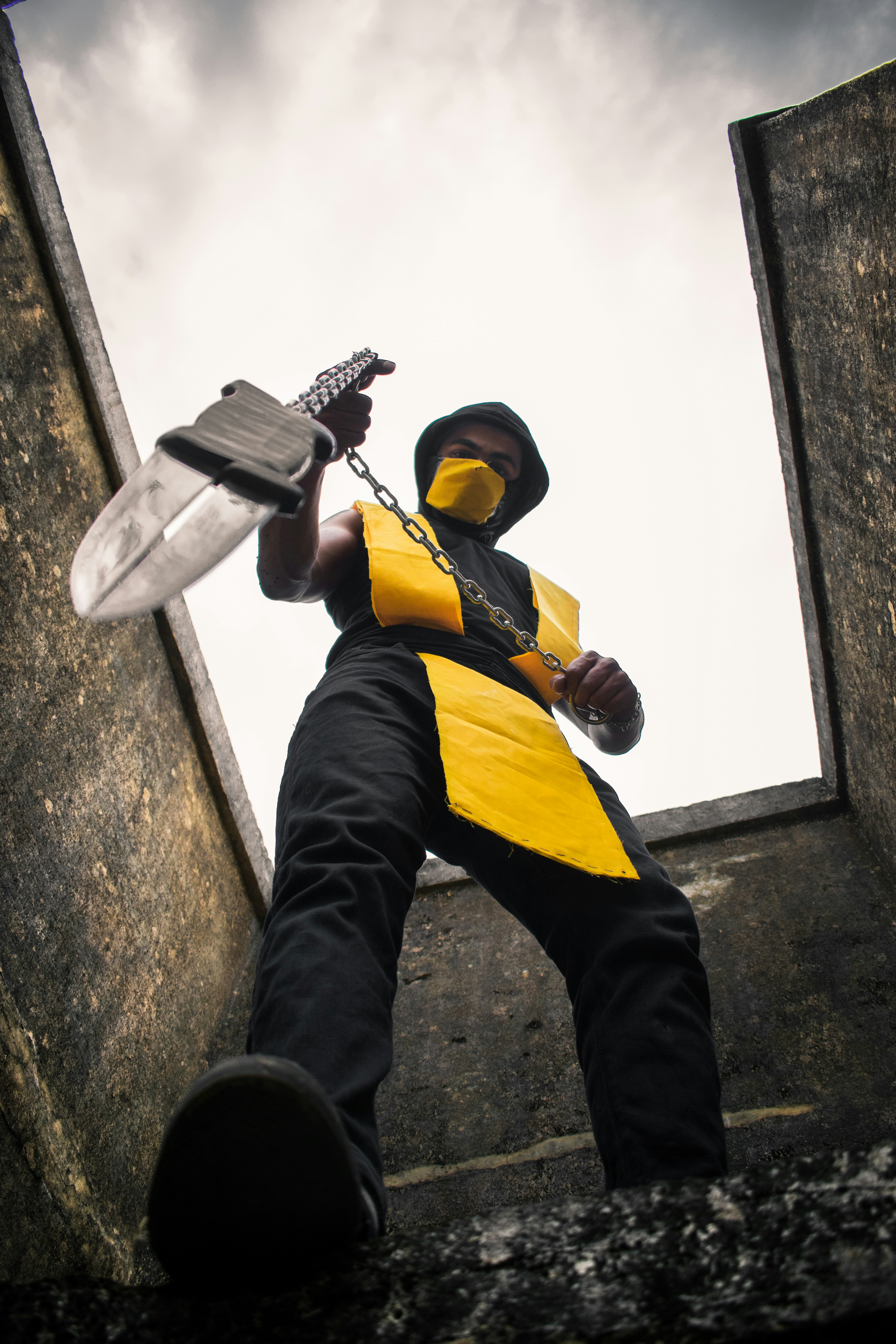 fotografi sudut tinggi dari cosplayer yang cocok dengan Scorpion