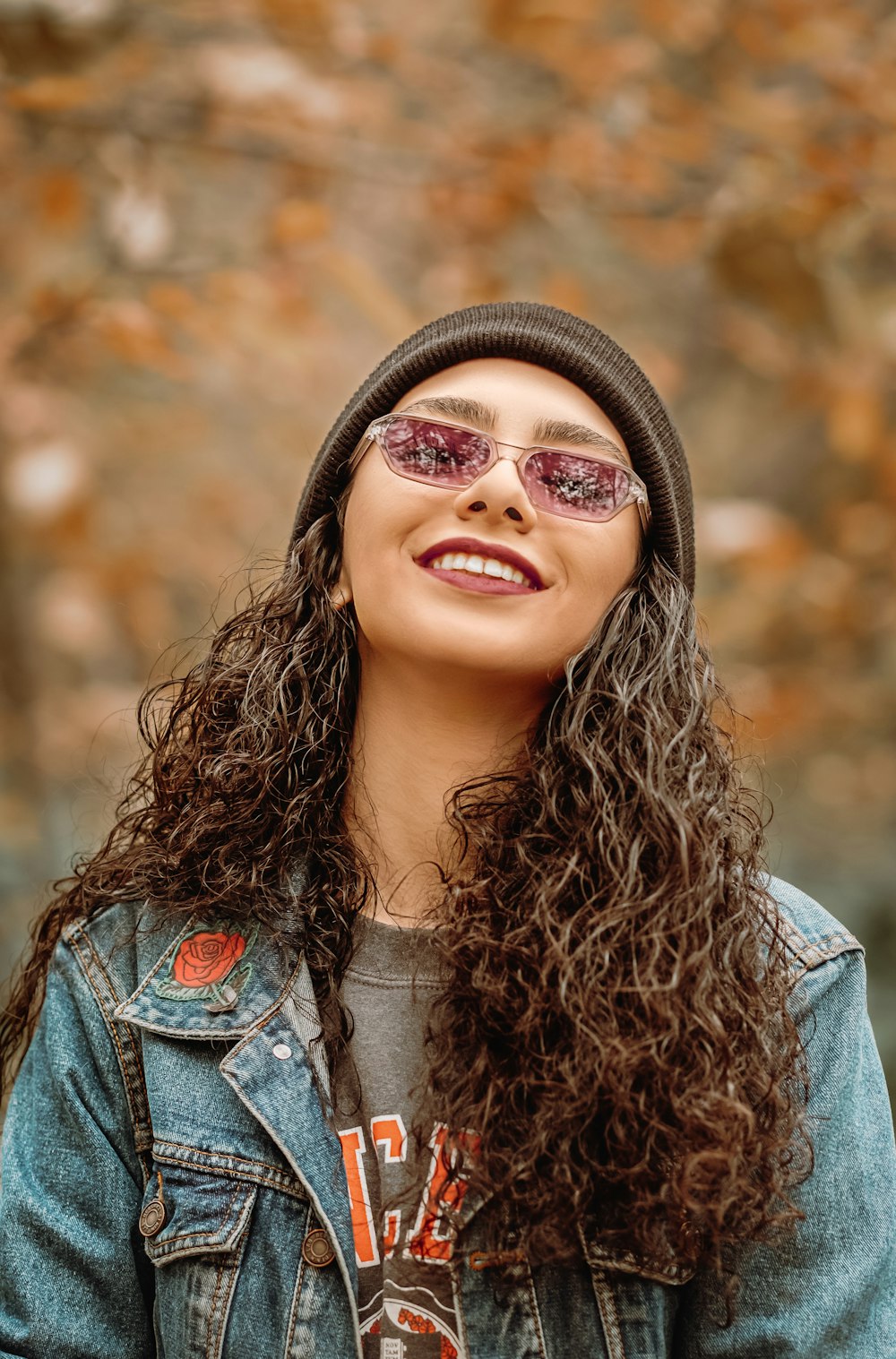 Mujer sonriendo y mirando a la cámara