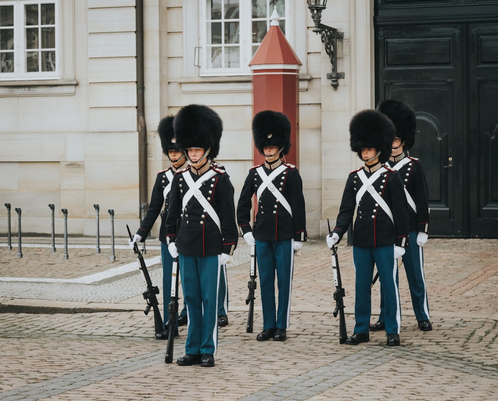 Hombre sosteniendo un rifle negro