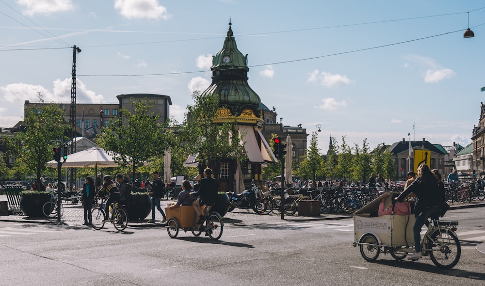 2 persone in sella a tricicli su strada vicino al parcheggio per moto durante il giorno
