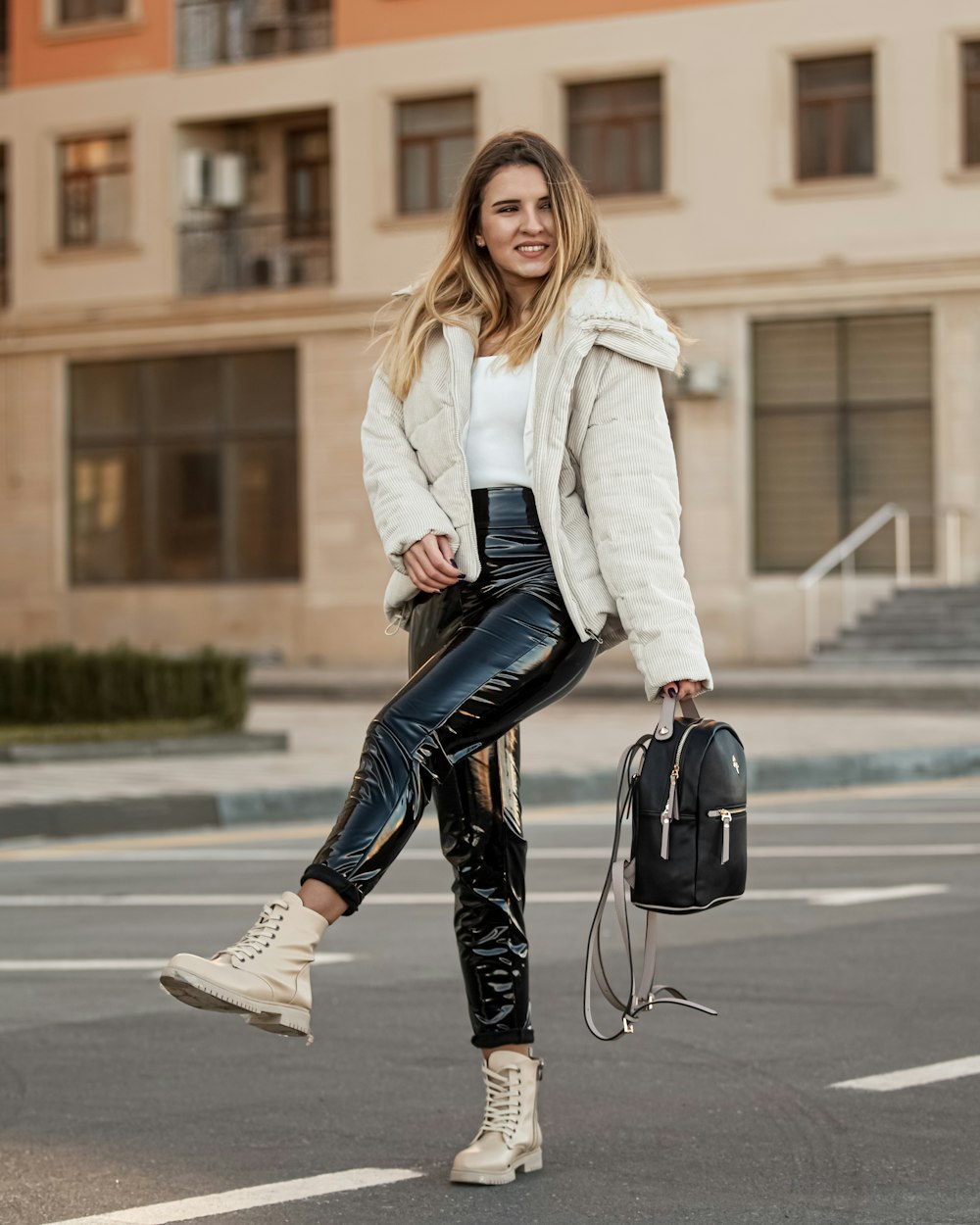 Mujer con sudadera con capucha blanca