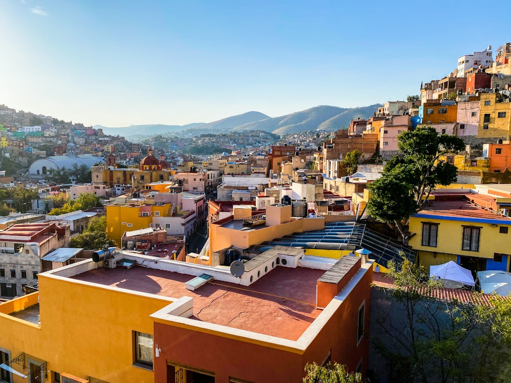 Una vista di una città con le montagne sullo sfondo