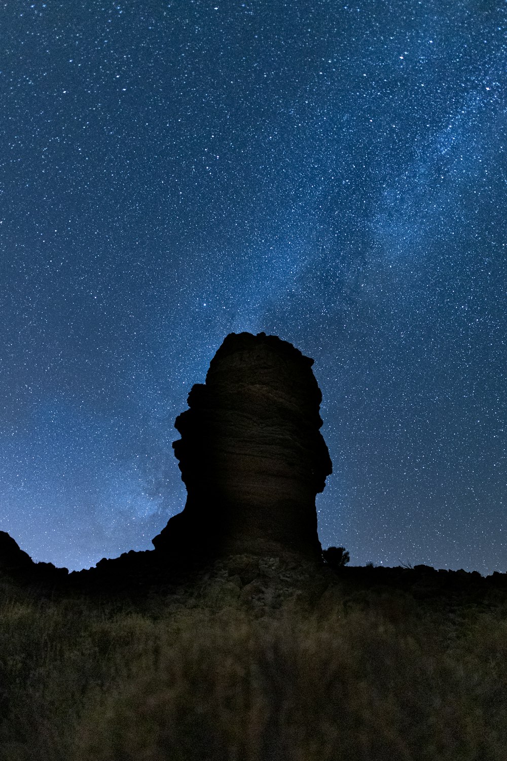 montanha rochosa durante a noite